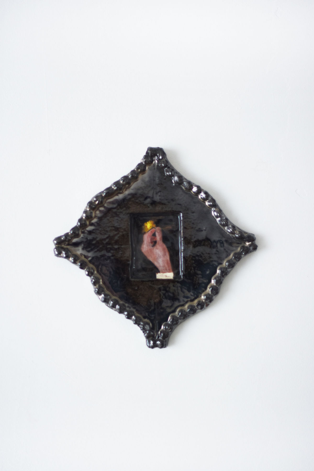 À QUOI TU TIENS Céramique émaillée, 17x18cm 2026