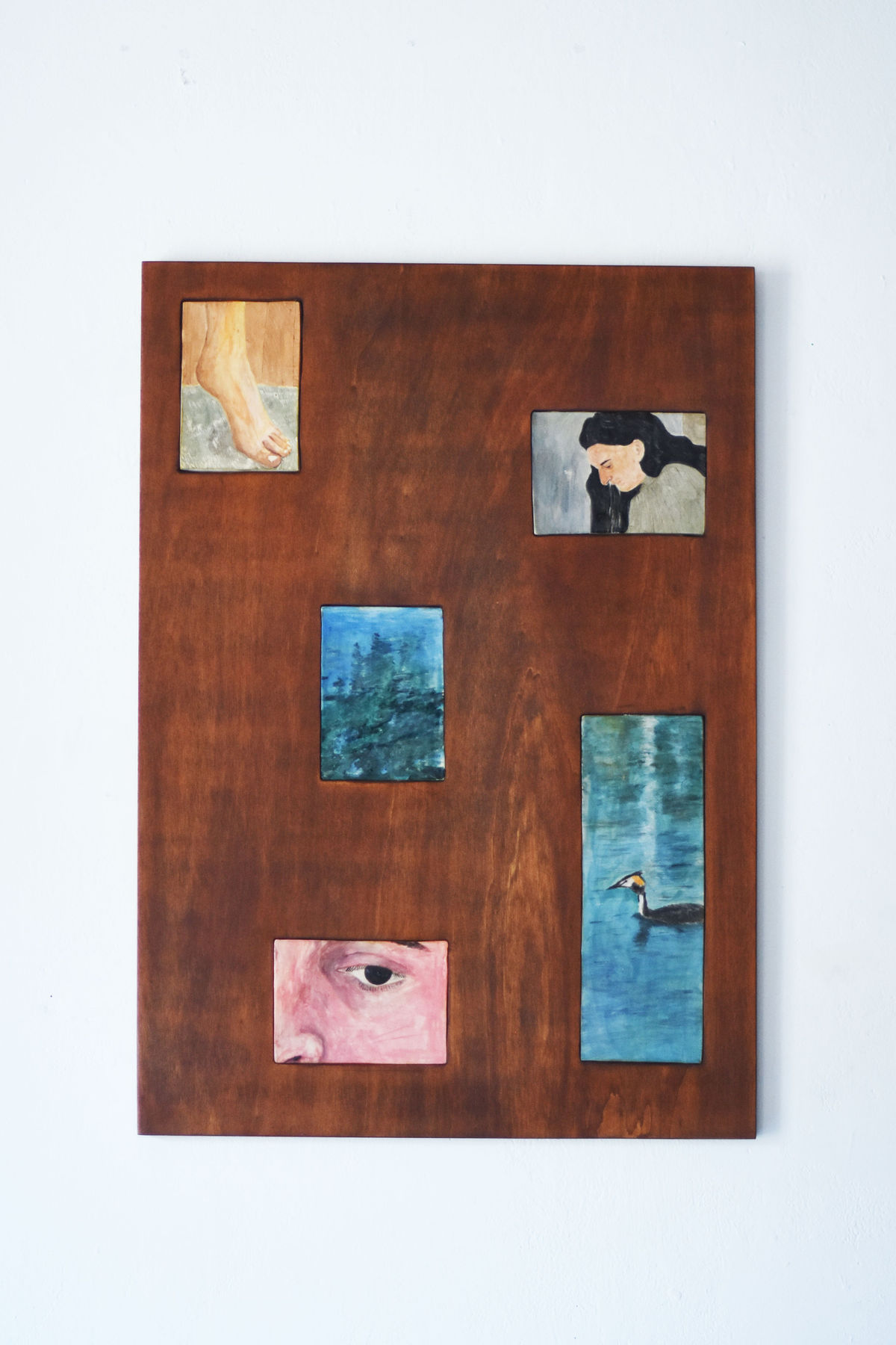 UNE SEMAINE, Céramique en faïence émaillée et bois, 50 x 70 cm 2026