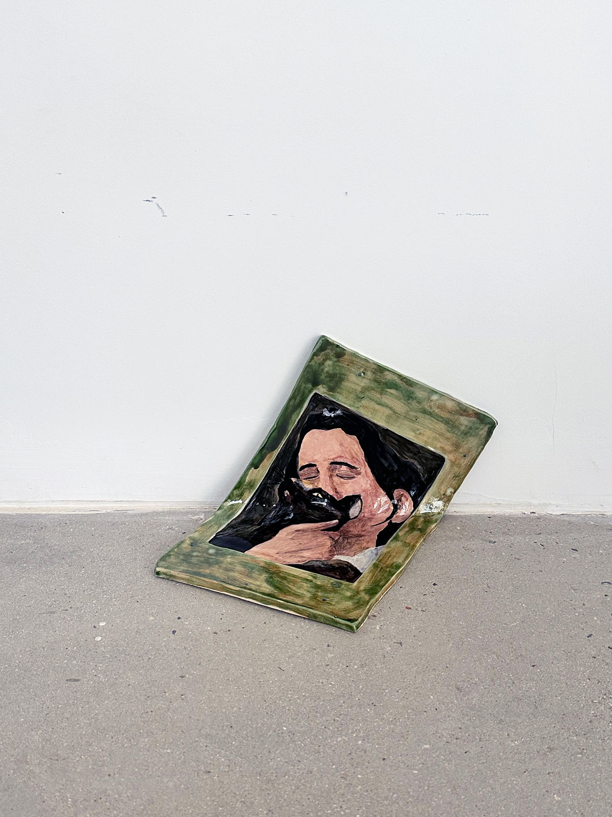 SELFIE Céramique émaillée, 17x21cm 2026