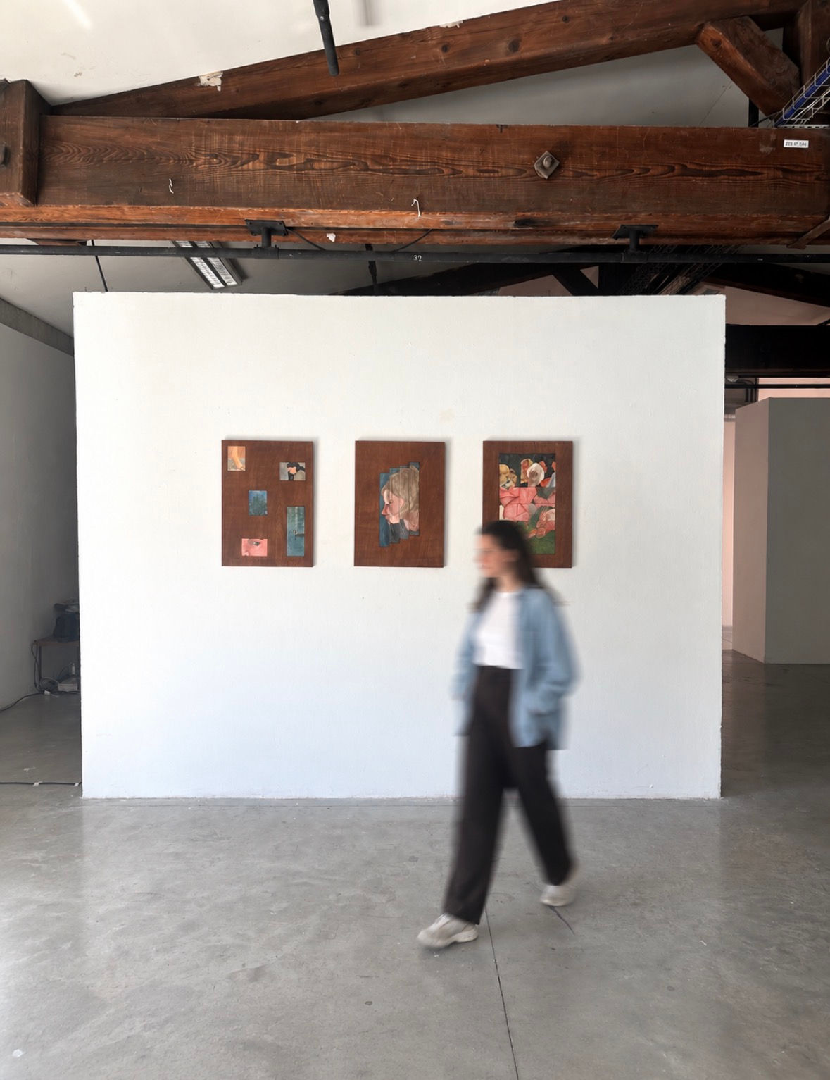 UNE SEMAINE Céramique en faïence émaillée et bois, 50x70cm 2026 JUSTINE Céramique en faïence émaillée et bois, 50x70cm 2026 MML Céramique en faïence émaillée et bois, 50x70cm 2026